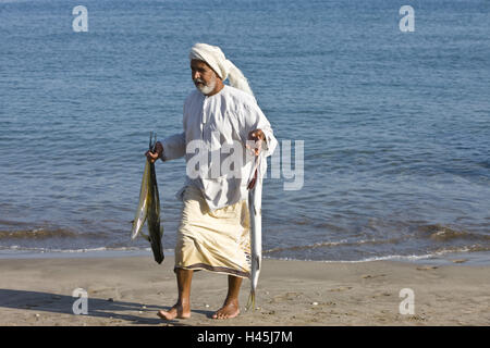 Oman, Region al-Batina, Fischer, Fischen, Platz, Barka, Sultanat, Monarchie, Person, Mensch, lokal, lokale, arabischen, Turban, Kopftuch, Angeln, Strand, Meer, Küste, tragen, Stockfoto