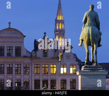 Belgien, Brüssel, Jardin du Mont des Arts, Statue du Roi Albert, Place de L'Albertine, Abend, Stockfoto