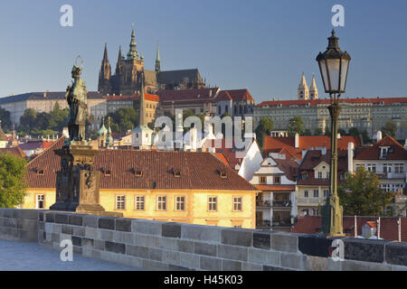 Tschechien, Prag, Pragerburg, Karlsbrücke, Statue, Stockfoto