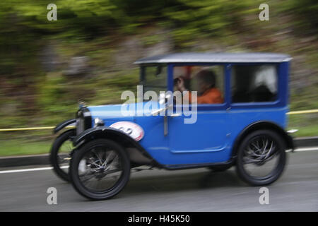 Kessel-Bergrennen, Oldtimer Auto, Dixi DA1, Berg-passage, Deutschland, Bayern, Kessel-Berg, Bergrennen, Rennen, Teilnehmer, Oldtimer-Rennen, historisch, Festveranstaltung, Oldtimer, Fahrzeug, Auto, blau, Veranstaltung, Reise erinnert, Fahrer, d Stockfoto