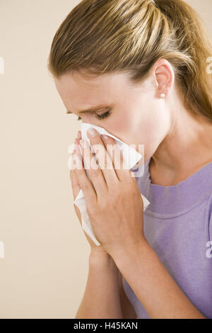 Frau, Niesen, Taschentuch, Allergie, Kälte,