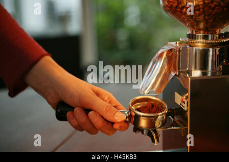 Esspressomühle, Reservoir, Kaffeebohnen, Detail, Hand, sieve Unterstützung, Halt, Pulver, Füllung, Kaffee, Espresso, Italienisch, frisch, mahlen, Mühle, Kaffeekonsum, Koffein, Koffein-haltigen, Pulver, Bohnen, Espressobohnen, Chrom, schwach, Gastronomie, Sieb, Füllung, Espresso-Pulver, Kaffeepulver, Stockfoto