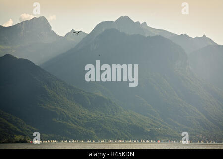 Schweiz, Kanton Waadt, Genfer See, Berge, Segelboote, Stockfoto