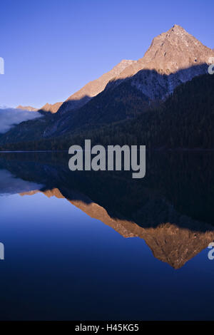 Italien, Südtirol, Antholzer See, Naturpark Rieserferner-Ahrn, Landschaft, Wasser Reflexionsfläche, Stockfoto