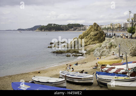 Meer, Strand, Lloret de Mar, Costa Brava, Katalonien, Spanien, Küste, Küstenlandschaft, Buche Bäume, Stadt, Stadt anzeigen, Strand-Szene, Strand, Sandstrand, Rock, Stiefel, Menschen, Promenade, Strandpromenade, Badegäste, Urlauber, Stiefel, Angelboote/Fischerboote, Ufer, Sommer, Tourismus, Reisen, Urlaub, Catalunya, Europa, Mittelmeer, bewölkter Himmel, Stockfoto