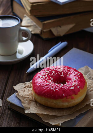 Krapfen und Kaffee. Selektiven Fokus Stockfoto