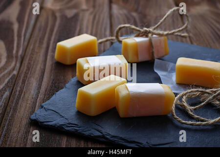 Candy-Toffee auf hölzernen Hintergrund. Selektiven Fokus Stockfoto