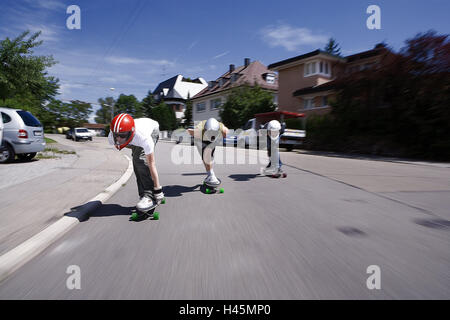 Down711, Longboard racing Team Stuttgart, Straße, Kurve, Abfahrt, Longboard, Skateboard, Streetskate, Sport, Longboarden, Trend-Sport, Geschwindigkeit, Gefahr, Risiko, Adrenalin, Menschen, drei, Longboard racing Team, Team, Longboard Rennen, Longboarder, Skateboarder, Helme, Helm, Schutz, Sonne, Schatten, Stockfoto