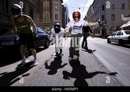 Down711, Longboard racing Team Stuttgart, Straße, Abfahrt, Longboard, Skateboard, Streetskate, Sport, Longboarden, Trend-Sport, Geschwindigkeit, Gefahr, Risiko, Adrenalin, Menschen, vier, Longboard racing Team, Longboard Rennen, Team, Longboarder, Skateboarder, Helme, Helm, Schutz, Stuttgart, Stockfoto