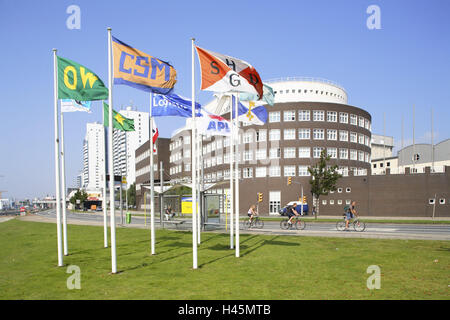 Deutschland, Bremerhaven, Alfred Wegener Institut Polarforschung, Fahnen, Norddeutschland, Europa, Reisen, Reiseziel, Reiseziel, Stadt, Architektur, Sehenswürdigkeit, Bau, Tourismus, draußen, Erforschung der Meer, Forschung, AWI, Boje, Person, Radfahrer, Stockfoto