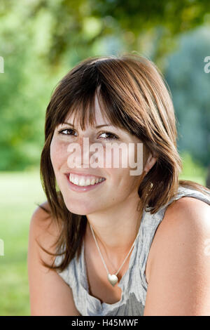 Eine Frau, jung, brünett, Kopf Porträt, Lächeln, Porträt, Modell veröffentlicht, Stockfoto