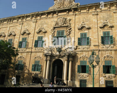 Malta, Valletta, Auberge de Castille et Leon, Insel, Stadt, Hauptstadt, Ziel, Ort von Interesse, UNESCO-Weltkulturerbe, Gebäude, Struktur, Architektur, Fassade, Fenster, Eingang, Säulen, Portal, Person, Tourist, Tourismus, außerhalb, Palast, Stockfoto