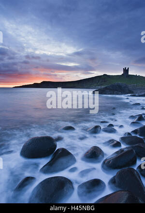 Großbritannien, England, Northumberland, Dunstanburgh Castle, Meer, Steinen, Dämmerung, Stockfoto