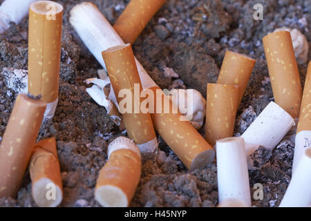 Aschenbecher, Sand, Zigarette Federn, Ausdruck, Nahaufnahme, Stockfoto