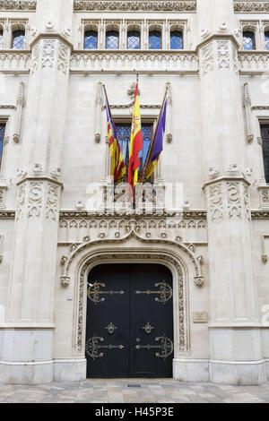 Spanien, die Balearen Insel Mallorca, Palma de Mallorca, Rathaus, Eingang Seite, Fassade, Detail, Ort von Interesse, Reiseziel, Architektur, Struktur, Gebäude, Stadtrat, Eingang Tür, Portal, Fahnen, Ajuntament, Stockfoto