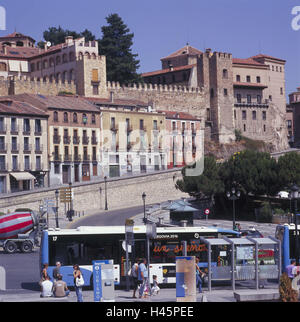 Spanien, Castilla Y Leon, Segovia, Plaza De La Artilleria, Blick auf die Stadt, Stadt, Zentrum, Häuser, Gebäude, Straßenszene, Bushaltestelle, Person, Reiseziel, Tourismus, Stockfoto