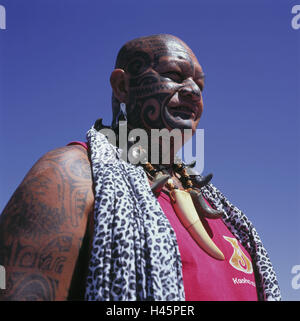 Französisch-Polynesien, Ua Pou, Mann, Porträt, Person, lokal, dunkelhäutige, Polynesian, Tattoos, Halsschmuck, Tradition, in der Regel für Land, Stockfoto