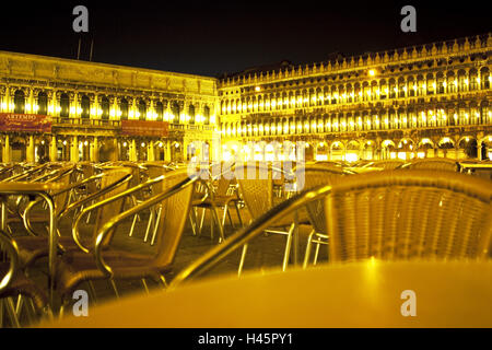 Italien, Veneto, Venedig, Markusplatz, Café Stühle, Gebäude, Beleuchtung, Nacht, Stockfoto