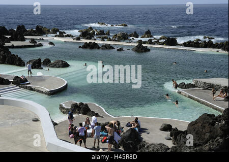 Portugal, Insel Madeira, Porto Moniz, Pool Anlage, Tourist, Blick aufs Meer, Stockfoto