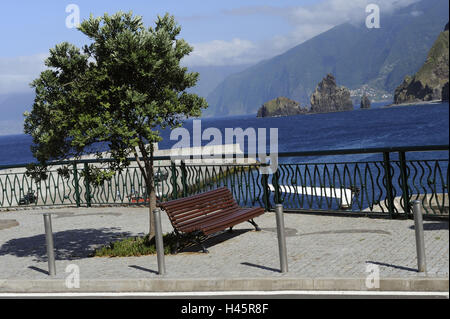 Portugal, Porto Moniz, Promenade, Meer Insel Madeira anzeigen, Ribeira da Janela, Fenster "Rock" Stockfoto