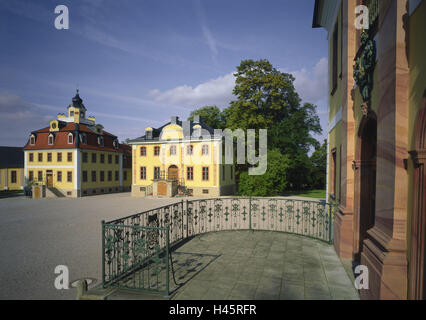 Deutschland, Thüringen, Weimar, Schloss Belvedere, Musikschule, Bach-Haus, Schlosspark, Sommerresidenz, Gebäude, Fassaden, gelb, Strukturen, Architektur, Kultur, Orte von Interesse, Schloss Hof, Gericht, Geländer, sonnig, draußen, menschenleer, Stockfoto