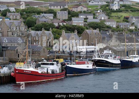 Großbritannien, Schottland, Orkneyinseln, Insel Main Land, Stromness, Blick auf die Stadt, Hafen, Schiffe, Orkney, Stadt, Häuser, Gebäude, Wohnhäuser, Architektur, Bootssteg, Navigation, Wasser, Meer, Stockfoto