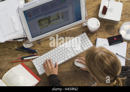 Student, Schreibtisch, Computer-Arbeit, Ansicht von oben, keine Property-Release, Serie, Menschen, 20-30 Jahre, jung, Frau, Tisch, sitzen, Bildschirm, Flachbildschirm, Tastatur, Maus, Computer, Apple Mac Mini-Schallplatten, Buch, Notizblock, Stift, eröffnet Arbeitspapiere Arbeit erfahren möchten, Stockfoto