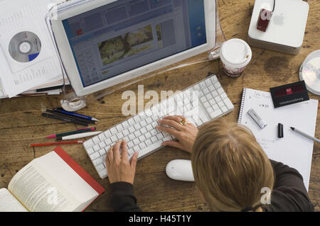Student, Schreibtisch, Computer-Arbeit, Ansicht von oben, keine Property-Release, Serie, Menschen, 20-30 Jahre, jung, Frau, Tisch, sitzen, Bildschirm, Flachbildschirm, Tastatur, Maus, Computer, Apple Mac Mini-Schallplatten, Buch, Notizblock, Stift, eröffnet Arbeitspapiere Arbeit erfahren möchten, Stockfoto