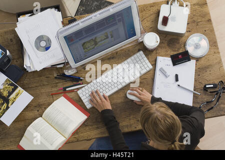 Student, Schreibtisch, Computer-Arbeit, Ansicht von oben, keine Property-Release, Serie, Menschen, 20-30 Jahre, jung, Frau, Tisch, sitzen, Bildschirm, Flachbildschirm, Tastatur, Maus, Computer, Apple Mac Mini-Schallplatten, Buch, Notizblock, Stift, eröffnet Arbeitspapiere Arbeit erfahren möchten, Stockfoto