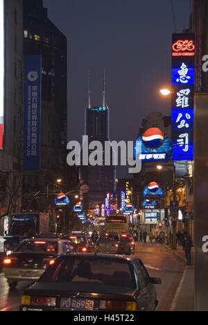 China, Shanghai, Nanjing Road, Hauptgeschäftsstrasse, Neonlichter, Verkehr, Abend, Stockfoto