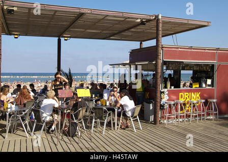 Spanien, Katalonien, Barcelona, La Barceloneta, Platja de Sant Miquel, Strandbar auf Grund gelaufen, Meer, Stockfoto