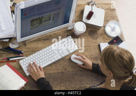 Student, Schreibtisch, Computer-Arbeit, Ansicht von oben, keine Property-Release, Serie, Menschen, 20-30 Jahre, jung, Frau, Tisch, sitzen, Bildschirm, Flachbildschirm, Tastatur, Maus, Computer, Apple Mac Mini-Schallplatten, Buch, Notizblock, Stift, eröffnet Arbeitspapiere Arbeit erfahren möchten, Stockfoto