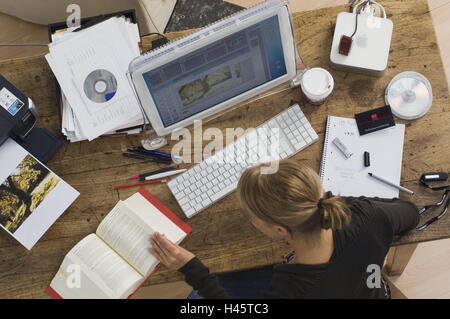 Student, Schreibtisch, Computer-Arbeit, Ansicht von oben, keine Property-Release, Serie, Menschen, 20-30 Jahre, jung, Frau, Tisch, sitzen, Bildschirm, Flachbildschirm, Tastatur, Maus, Computer, Apple Mac Mini-Schallplatten, Buch, Notizblock, Stift, eröffnet Arbeitspapiere Arbeit erfahren möchten, Stockfoto