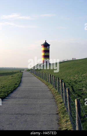 Deutschland, Niedersachsen, Ostfriesland, Pilsumer Leuchtturm, Deich, Stockfoto