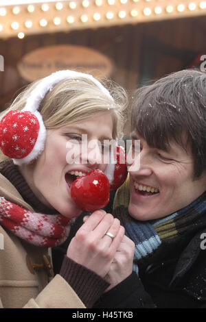 Weihnachtsmarkt, paar, Liebesapfel, Essen, zusammen, Porträt, beschnitten, Stockfoto