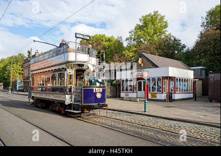 London United elektrische Straßenbahnen Straßenbahn 159 & Barnetts Sweet Shop an Crich Tramway Village Crich Matlock Derbyshire in England Stockfoto