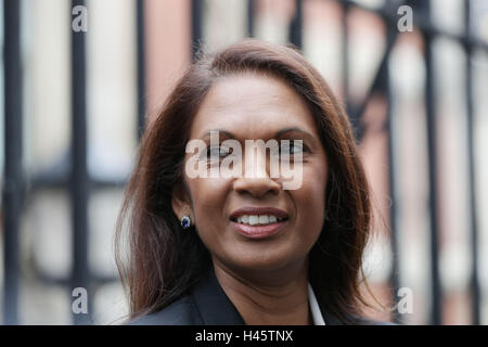 Gina Miller kommt am High Court in London an, wo sie eine Klage wegen Theresa Mays Recht anführt, Artikel 50 ohne Abstimmung im Parlament auszulösen. Stockfoto