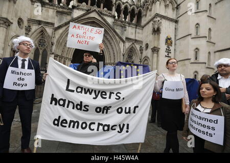 Demonstranten vor dem High Court in London, wo Gina Miller eine rechtliche Anfechtung wegen Theresa Mays Recht anführt, Artikel 50 ohne Abstimmung im Parlament auszulösen. Stockfoto