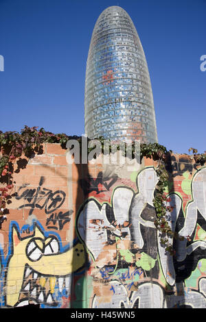 Spanien, Barcelona, Defensive Wand, Graffiti, Torre Agbar, detail, Katalonien, Stadt, Gebäude, Wolkenkratzer, Büroturm, Geschäftsräume, Bürohochhaus, Bürokomplex, außerhalb Fassade, Glas-Aluminium-Fassade, Außenbereich, Architektur, modern, Architekt Jean Nouvel, Torre Agbar, alt, neu, Kontrast, Kontrast, Farben, Stockfoto