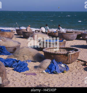 Vietnam, Mui einerseits, Strand, Flechtweide Stiefel, Fischer, kein Modell loslassen, Asien, Süd-Ost-Asien, Person, einheimische, Asiaten, Meer, Wasser, Sandstrand, draußen, Angeln, Angeln, Netze, Fischernetze, Thung-Chai, Stockfoto