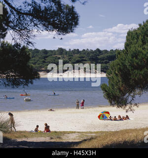 Portugal, Halbinsel Setúbal, Lagoa de Albufeira, Strand, Touristen, kein Model-Release, Europa, Reiseziel, Urlaubsort, Tourismus, Sand, sandigen Strand, Person, außerhalb, Sonne, Meer, Himmel, Wolken, bewölkter Himmel, Bäume, Stockfoto