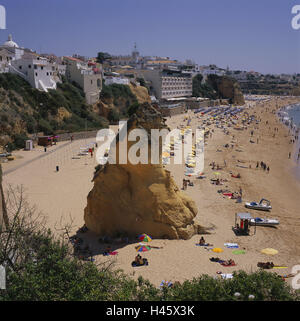 Portugal, Algarve, Albufeira, Praia do Peneco, Strand, Touristen, Rock, kein Model-Release, Europa, Reiseziel, Blick auf die Stadt, Sandstrand, Meer, Urlaub, Erholung, Tourismus, Strandurlaub, Person, sonnig draußen, sonnen sich, Tretboote, Galle Bildung, Sandstein, Sandstein, Erosion, Geologie, in der Regel für Land, in der Regel Stockfoto