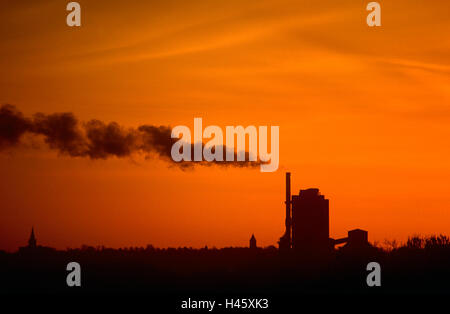 Sonnenuntergang über Industriegelände Stockfoto