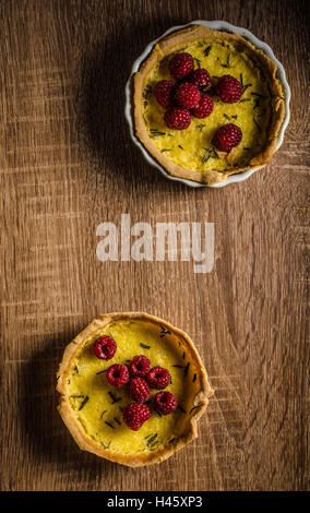 Zitronentorte mit Rosmarin und Beeren, gefüllt mit Sahne garniert Beeren Stockfoto