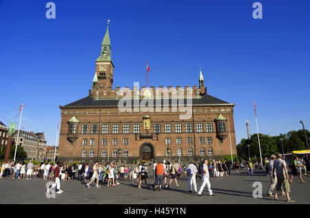 Dänemark, Kopenhagen, Rathausplatz, Rathaus, Tourismus, Stadt, Hauptstadt, Ziel, Ort von Interesse, Gebäude, Struktur, Architektur, Turm, Rathausturm, Backstein-Gebäude, Raum, Person, Masse Menschen, Tourismus, Sommer, draußen, Himmel, blau, wolkenlos, Stockfoto