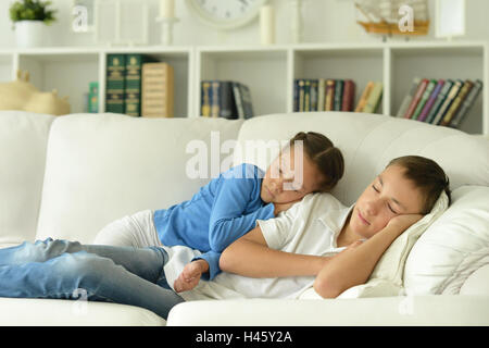 Bruder und Schwester im Zimmer schlafen Stockfoto