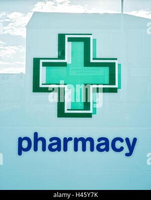 Apotheke Logo Medizin Grünen Kreuzes abstrakte Muster, Liverpool, UK Stockfoto