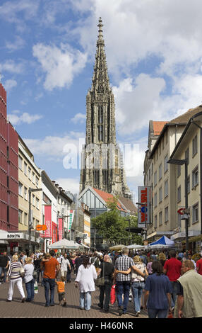 Deutschland, Baden-Wurttemberg, Ulm, Fußgängerzone, Passanten, Ulmer Münster, Stadt, Kirche, Pfarrkirche, Kirchturm, Wahrzeichen, Struktur, Architektur, Gotik, Sehenswürdigkeit, Einkaufsstraße, Hirschstraße, Shop, Einkaufen, Tour, Geschäfte, Boutiquen, Menschen, Fußgänger, viele, Scrum, Sonnenschein, Stockfoto