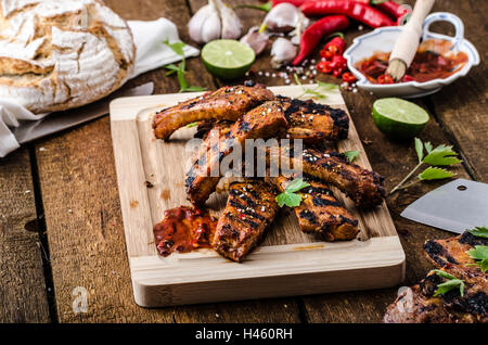 Rippen in würziger Marinade mit Chili, Honig und Bier. hausgemachtes Bauernbrot Stockfoto