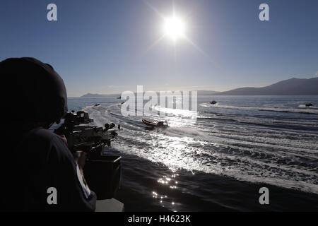 Ein Rating, das ein General Purpose Machine Gun (GPMG) an Bord von HMS Cattistock - einem Minenkontermasseschiff der Royal Navy Hunt-Klasse - in den Lochs im Westen Schottlands während einer mehrfachen Bootsangriffsübung, die einen Angriff durch FIAC (Fast Inshore Attack Craft) simuliert, Als Teil einer Royal Navy Joint Warrior Trainingsübung. Stockfoto